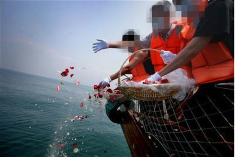 在天津渤海湾为傅教授举行一对一海撒服务