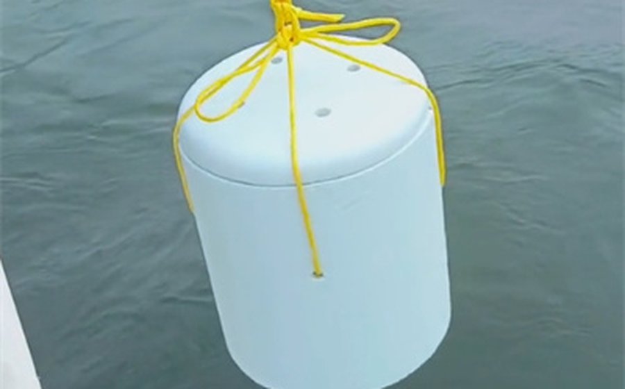 骨灰坛缓缓入海