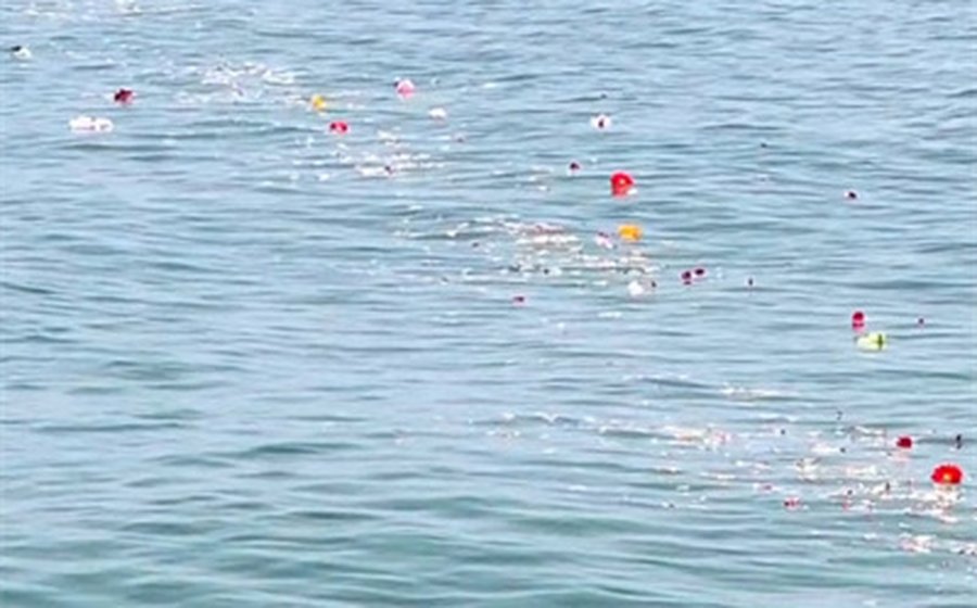 花圈漂浮缅怀