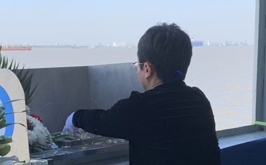 家属在告别台前送别